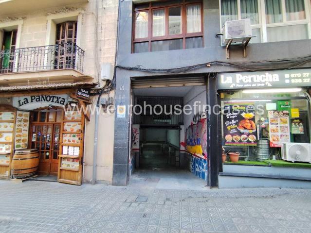 ¡Oportunidad de compra! Plaza de aparcamiento en venta en la Calle Portbou, Sants!