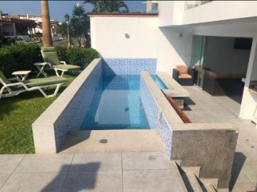 Oportunidad de Dos Casas de Playa en Una Con Piscina Propia