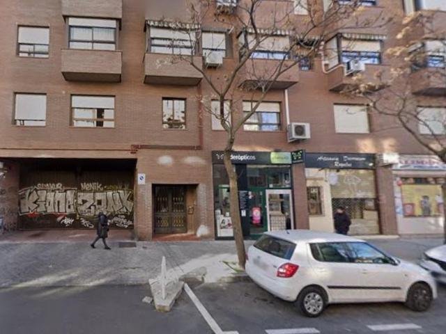 Oportunidad de Garaje en Lucero, Madrid Ideal para su Vehículo