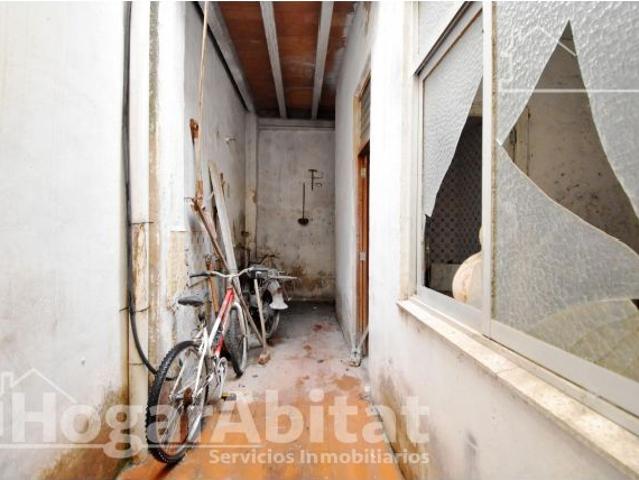 ¡OPORTUNIDAD DE INVERSIÓN! CASA ADOSADA ECONÓMICA, PARA REFORMAR CON TERRAZA