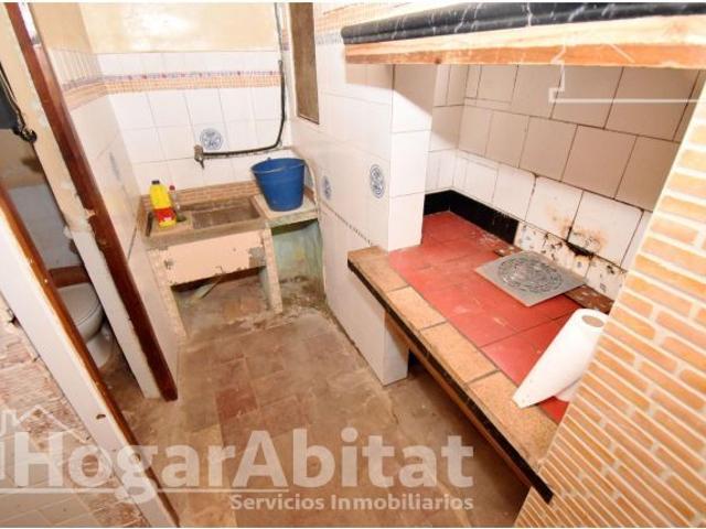 ¡OPORTUNIDAD DE INVERSIÓN! CASA LUMINOSA Y ECONÓMICA PARA REFORMAR CON TERRAZA, CERCA DEL CENTRO