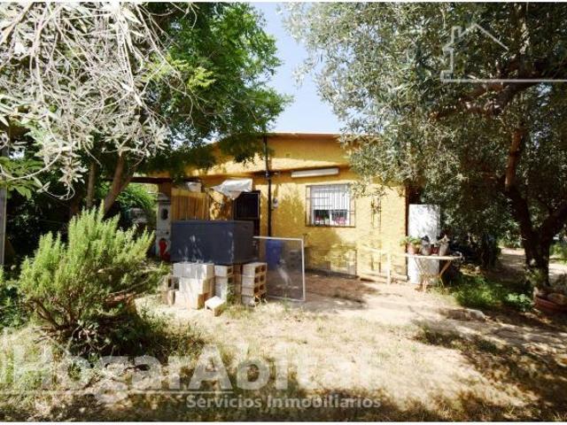 ¡OPORTUNIDAD DE INVERSIÓN! CHALET PARA REFORMAR CON TERRAZA Y PARCELA