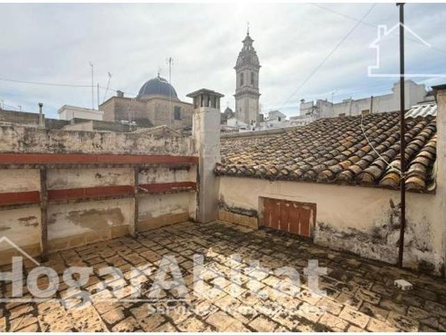 ¡OPORTUNIDAD DE INVERSIÓN! AMPLIA CASA CON TERRAZA EN EL CENTRO