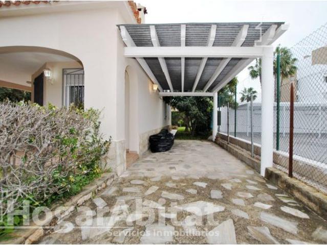 ¡OPORTUNIDAD DE INVERSIÓN! GRAN CHALET CON GARAJE Y TERRAZA CERCA DEL MAR