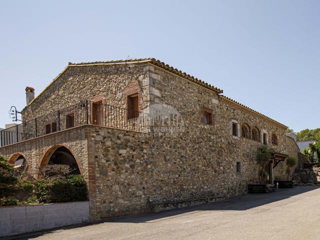 Oportunidad de Inversión en Calonge i Sant Antoni – Finca Histórica con Licencia de Hostelería