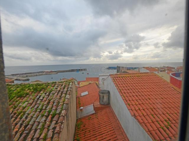 ¡Oportunidad de Inversión en A Guarda! Casa Pareada para Reformar con Vistas al Puerto