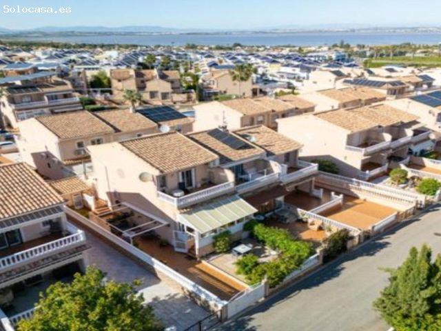 Oportunidad de Inversión en Torrevieja: Casa Adosada con Potencial