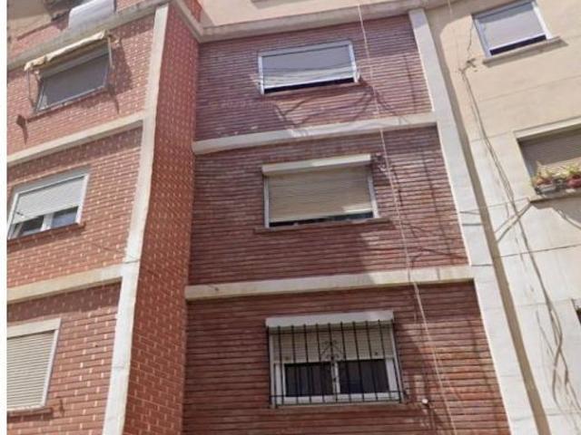 Oportunidad de Inversión en Valencia: Bajo Vivienda para Reformar con Terraza Privada ?