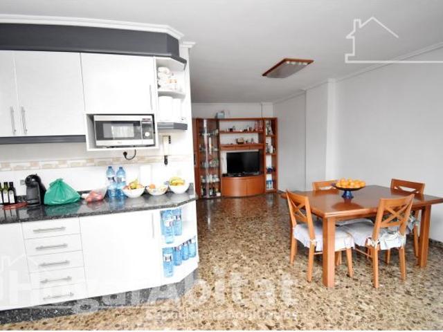 ¡OPORTUNIDAD DE INVERSIÓN! EDIFICIO DE CINCO ALTURAS CON LOCAL COMERCIAL Y GRAN TERRAZA