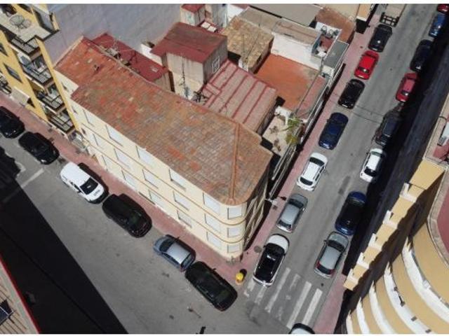 OPORTUNIDAD DE INVERSIÓN ESTRATÉGICA EN TORREVIEJA: ACTIVO EN ESQUINA JUNTO AL PUERTO