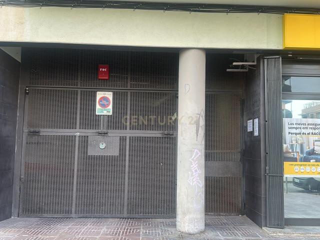 Oportunidad de Inversión Inmobiliaria: Plaza de Garaje en Sabadell para Proteger tu Vehículo