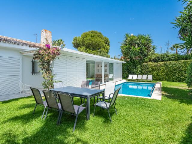Oportunidad de inversión junto a la playa a solo unos instantes del mar en Los Monteros Marbella Este