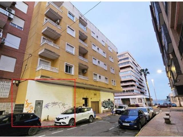 Oportunidad de inversión junto al mar en Torrevieja – Local comercial con gran potencial