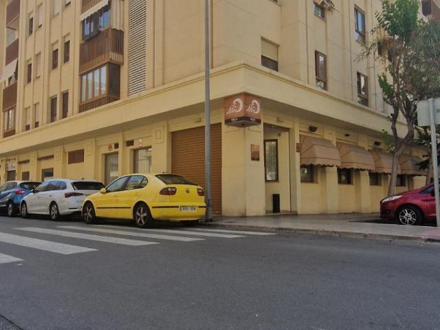 Oportunidad de Inversión: Local Comercial en Esquina a Pie de Calle