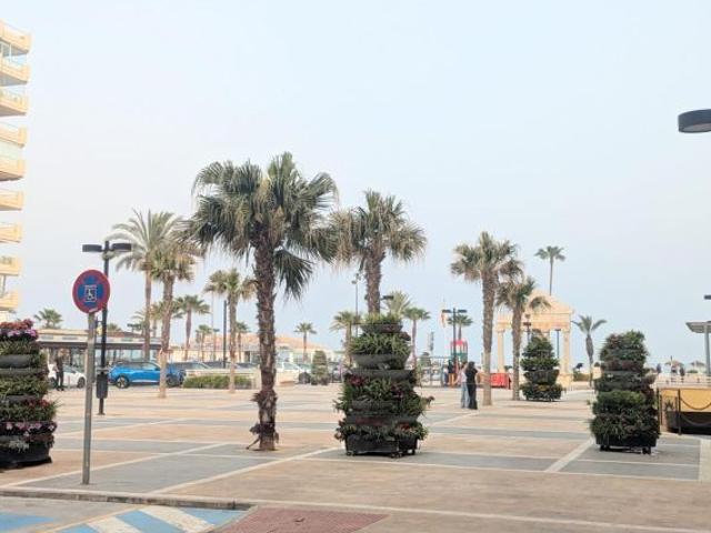 Oportunidad de Inversión: Local Comercial en Segunda Línea de Playa Boliches