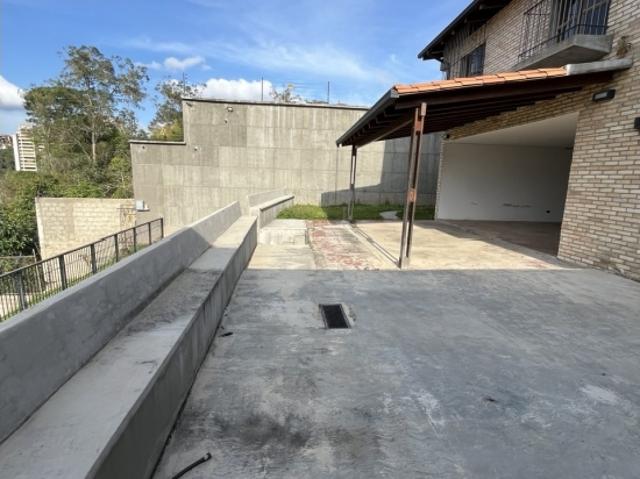 Oportunidad de Inversión: Residencia con Potencial en el Alto Hatillo