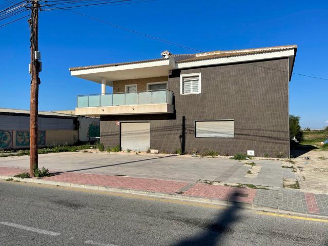 Oportunidad de inversión única con local comercial y residencia de lujo