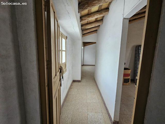 Oportunidad de Inversión: Vivienda para Reformar con Amplio Solar de 1745 m2