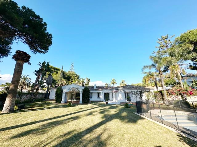 Oportunidad de Inversión: Villa para Reformar en El Paraíso Barronal, a Solo 200m de la Playa