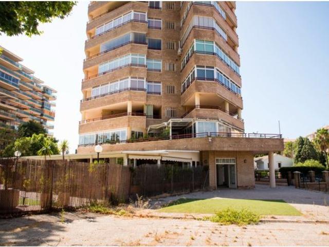 Oportunidad de local comercial en Benicasim con terraza y zona de aparcamiento con vado