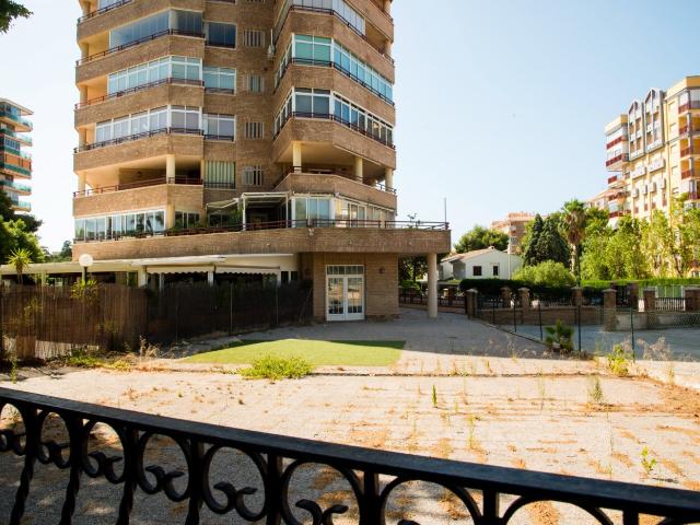 Oportunidad de local comercial en Benicasim con terraza y zona de aparcamiento con vado