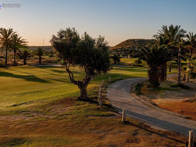 OPORTUNIDAD DE LUJO, EN URB. GOLF VALLE DEL ESTE, VERA