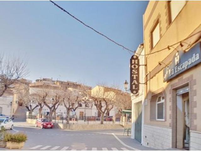 Oportunidad de Negocio y Vida: Emblemático Hostal Restaurante en el Corazón de Uleila del Campo