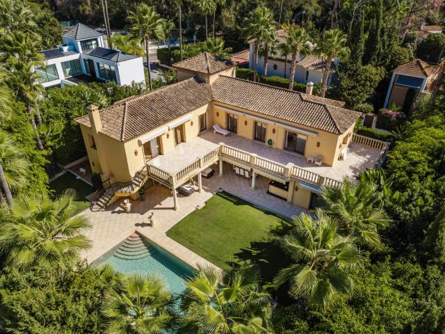 Oportunidad de Renovación momentos desde Puerto Banús y Camp. 405m² Marbella