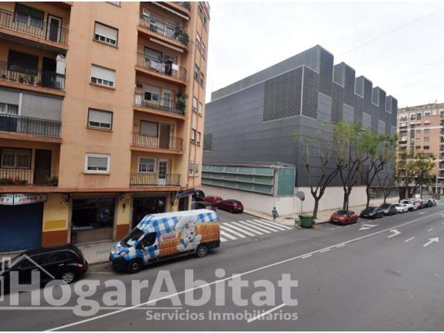 OPORTUNIDAD DE REFORMADO, AMPLIO Y EXTERIOR CON BALCON Y PATIO