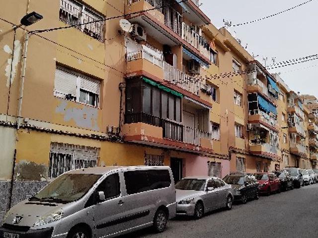 Oportunidad en Torrevieja: Amplio piso para recuperar