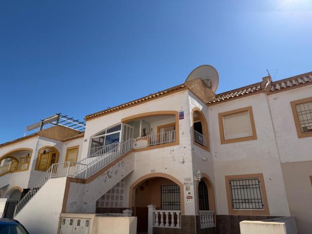 ¡Oportunidad en Torrevieja! Pareado con solárium y piscina comunitaria en una excelente zona residencial