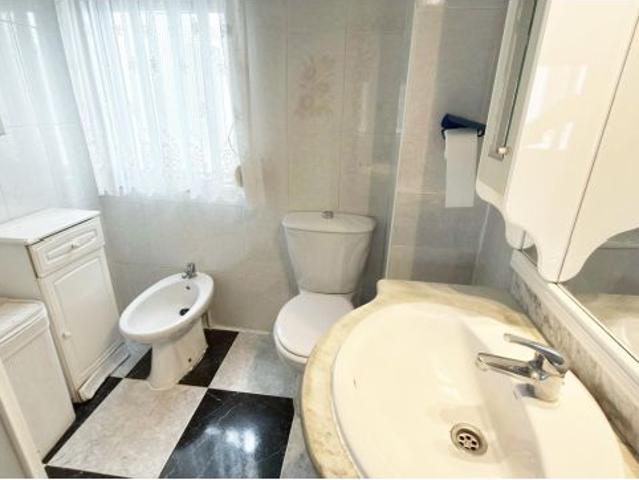 ¡Oportunidad en Triana! Piso con gran potencial y luz natural en ubicación privilegiada