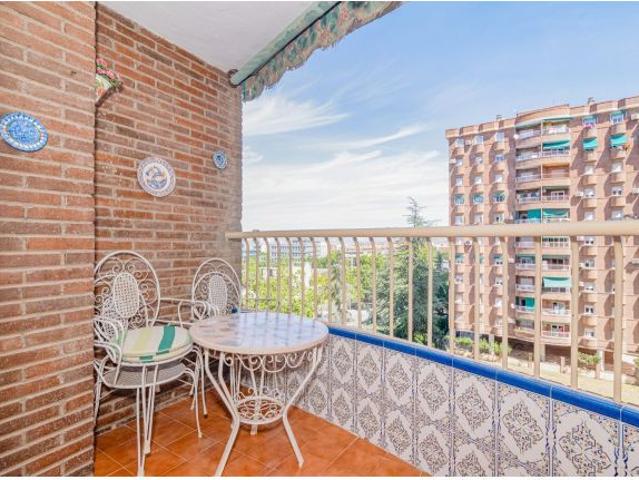 OPORTUNIDAD EN VENTA DE 4 DORMITORIOS EN AVENIDA PULIANAS TOTALMENTE EXTERIOR EQUIPADO Y AMUEBLADO C