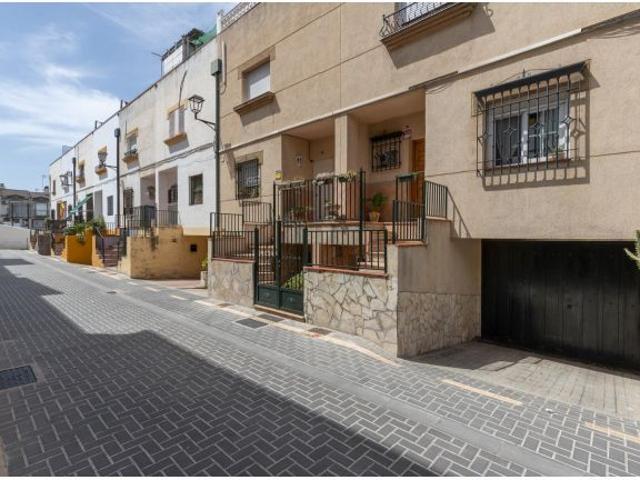 OPORTUNIDAD EN VENTA DE CASA ADOSADA DE TRES DORMITORIOS EN MARACENA