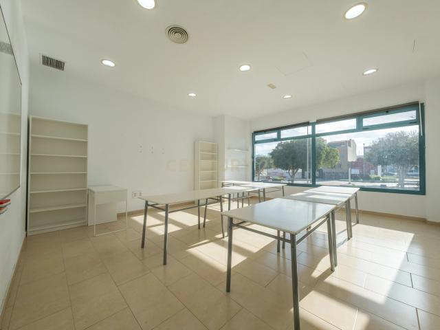 ¡Oportunidad en Vecindario! local comercial en estado de reestreno frente a Bulevar