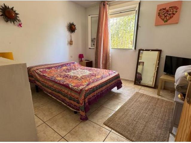 Oportunidad en Albatera: Gran Casa de Campo con Potencial