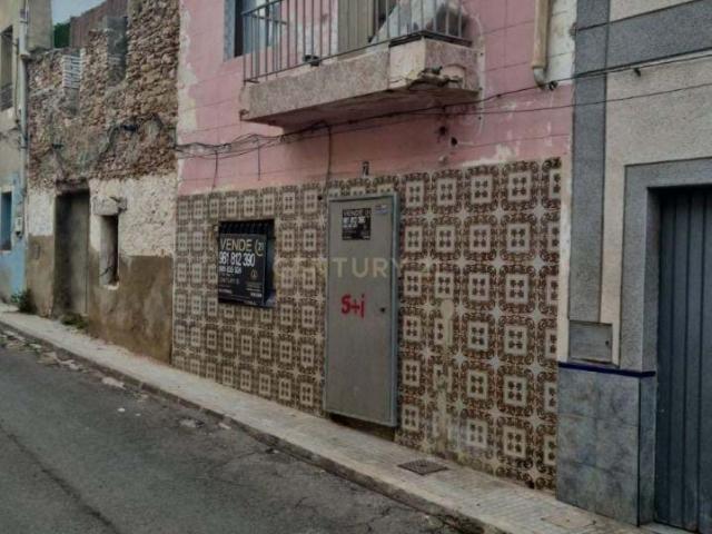 Oportunidad en Alberic: Casa de 3 Habitaciones a Recuperar