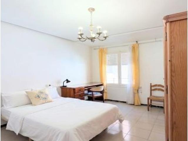 OPORTUNIDAD EN ALTABIX: PRIMERA PLANTA EXTERIOR, DOS BALCONES, JUNTO PLAZA BENIDORM