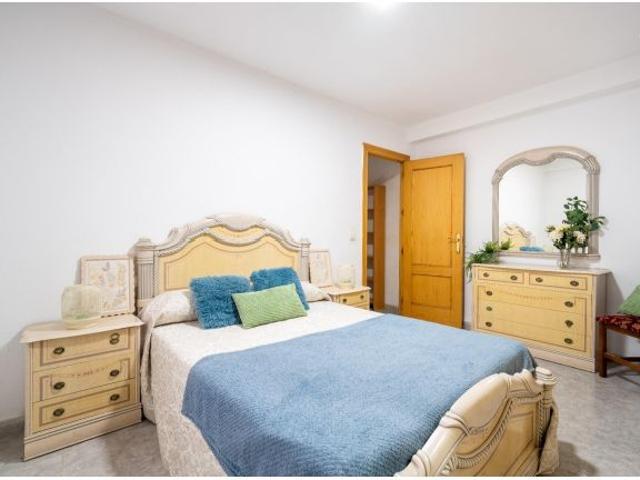 Oportunidad en Avenida Cabo de Gata – Amplio piso junto al mar en Almería