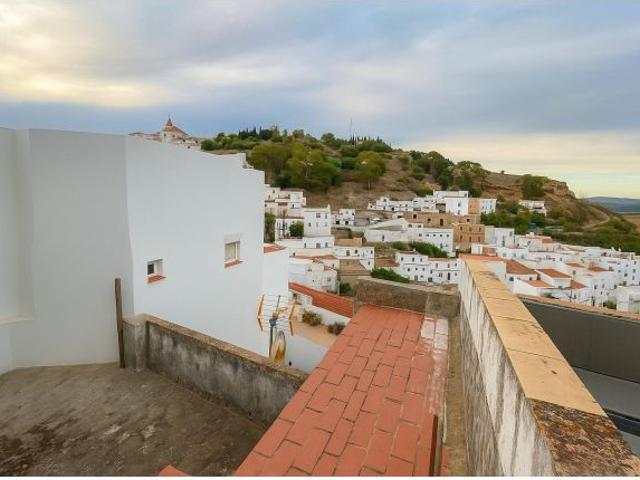 Oportunidad en Calle Los Pozos: vivienda con encanto para reformar