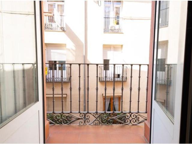 Oportunidad en Malasaña: Piso clásico a reformar con doble orientación y 4 balcones