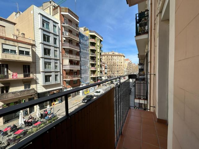 Oportunidad en Poblenou: ubicación privilegiada para entrar a vivir