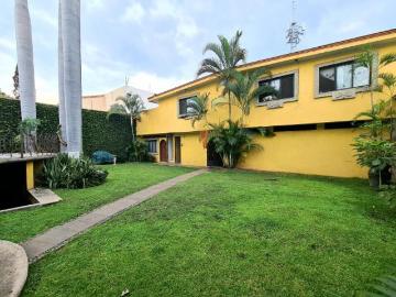 OPORTUNIDAD ENORME CASA SOLA EN JARDINES DE CUERNAVACA EN UN NIVEL
