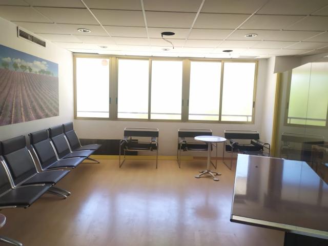 OPORTUNIDAD! Entresuelo comercial en alquiler ideal para oficinas, centros de estética.