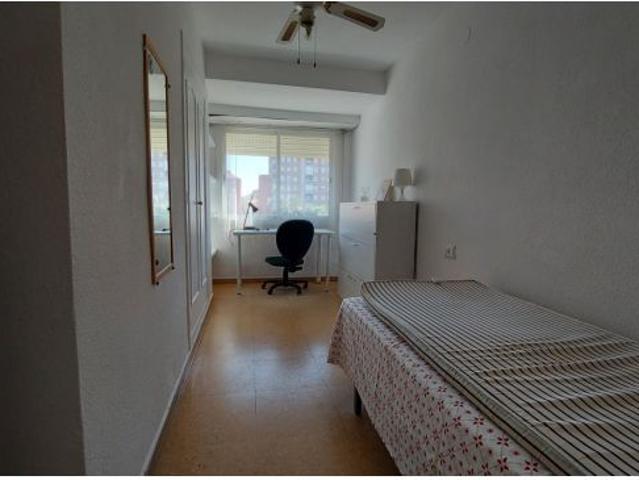 ! OPORTUNIDAD !ESTUDIANTES ! Piso en Ramón Llull y av.Blasco Ibañez de 4 dormitorios, 100% exteri
