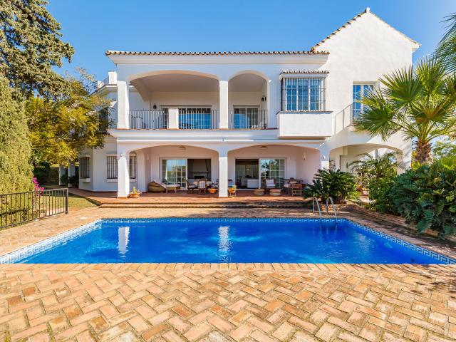 ¡OPORTUNIDAD! Excepcional villa de orientación sur oeste con espectaculares vistas al mar situada en El Rosario, Marbella Este