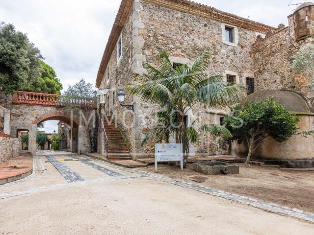 ? Oportunidad Exclusiva de Inversión: Castell de l’Oliver –. 3943m² Sant Vicenç de Montalt