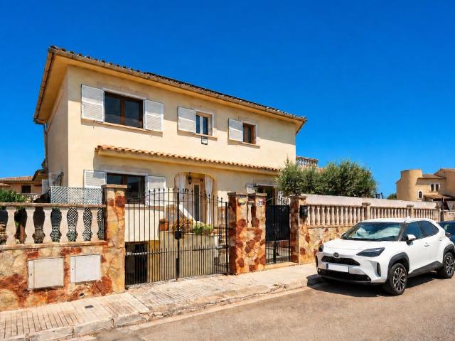 Oportunidad FAMILIAS Unifamiliar bañado por el sol haciendo esquina con piscina y garaje y 4 dormitorios