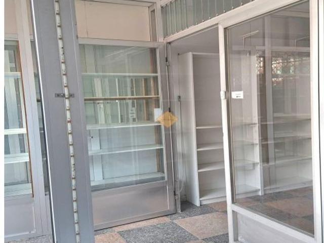 Oportunidad Inmobiliaria en Burjassot: Amplio Local Comercial Reformado