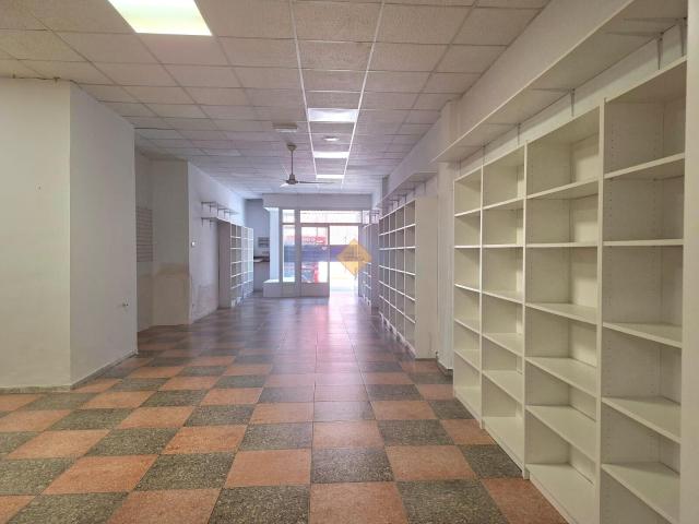 Oportunidad Inmobiliaria en Burjassot: Amplio Local Comercial Reformado